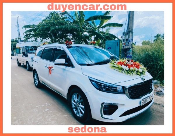 Bảng Giá Xe Hoa 7 Chỗ Sedona màu trắng duyencar