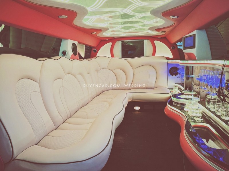 cho thue sieu xe cuoi hummer h3 limousine mau trang duyencar 1