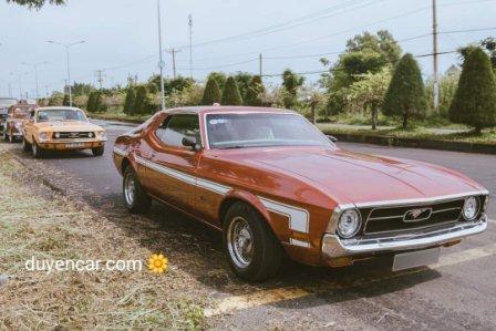 Mustang cổ điển màu đỏ mận - cho thuê chụp hình quay phim TPHCM