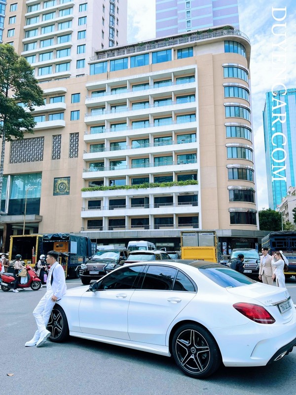 thue xe mercedes c300 chup hinh quay phi o dau 1
