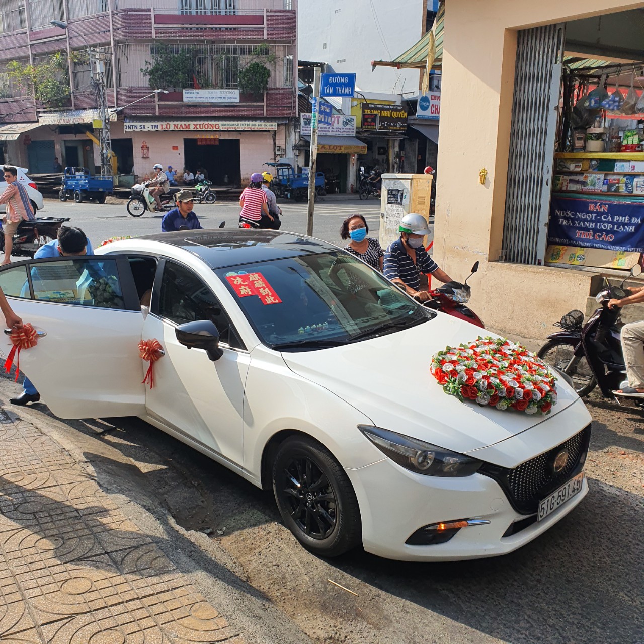 xe-ruoc-dau-gia-re-madza-3-4_1598270168 Xe Rước Dâu Giá Rẻ - Madza 3 TPHCM