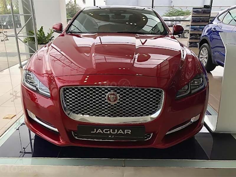 Xe cưới Jaguar XJL màu đỏ
