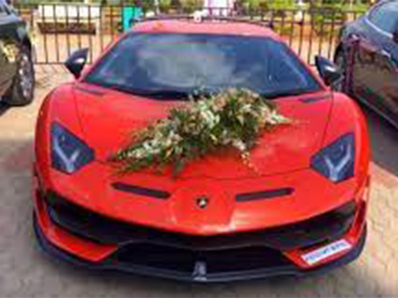 Xe cưới Lamborghini màu đỏ