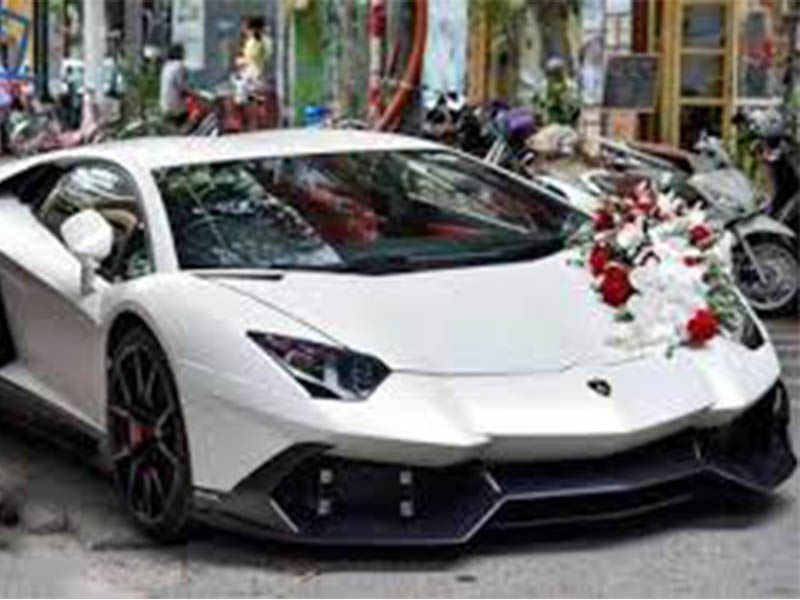 Xe cưới Lamborghini màu trắng