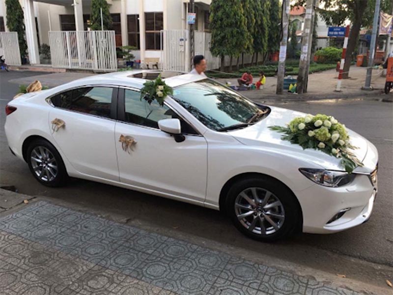 Xe cưới Mazda màu trắng