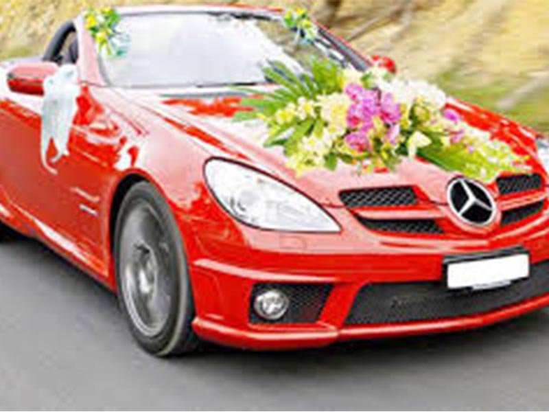 Xe cưới Mercedes-Benz màu đỏ