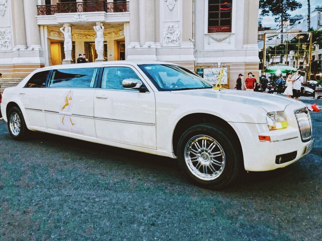 cho thue limousine chrysler c300 sieu vip duyencar 5