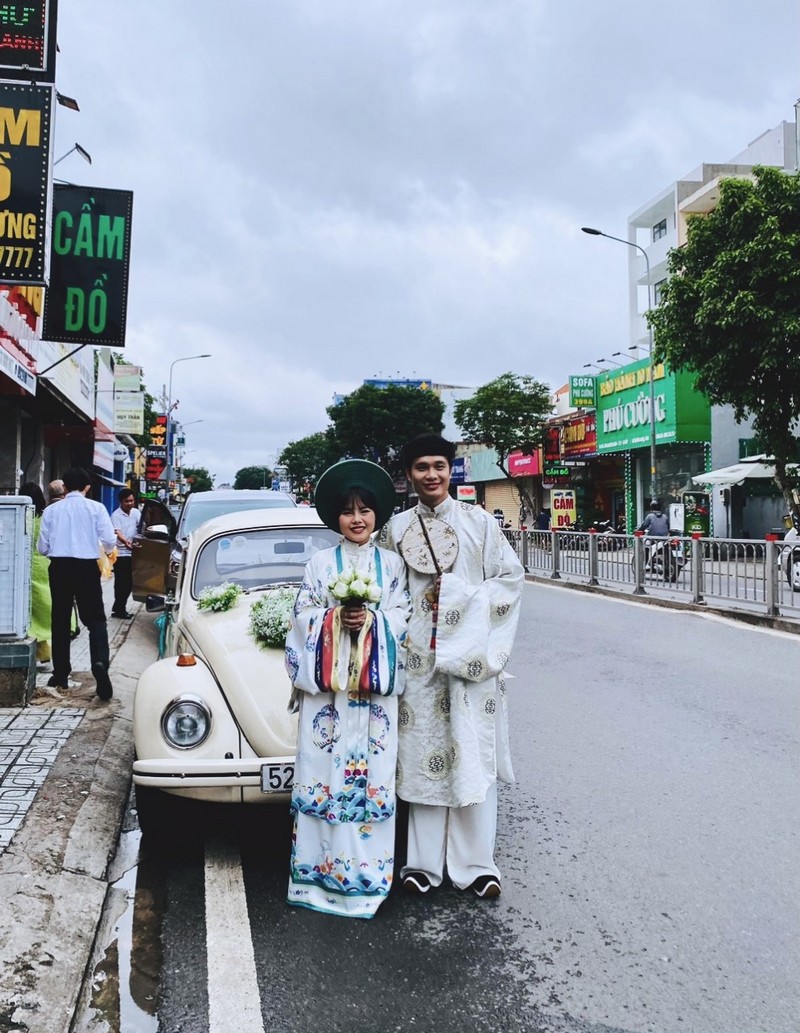 ao dai nhat binh cung xe cuoi co con bo 1