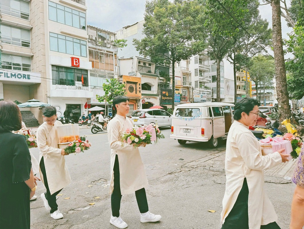 thue xe cuoi kombi co 8