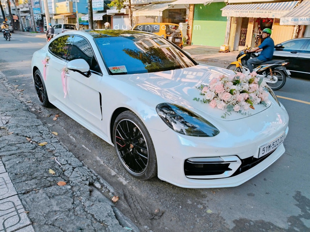 Thuê xe hoa Porsche Panamera trắng 2025. 15 thue xe hoa porsche panamera trang 9