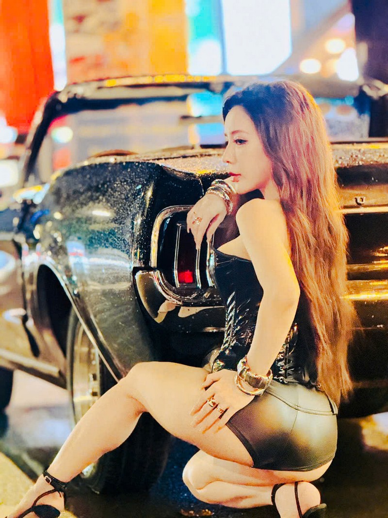 Thuê xe cổ mustang chụp mẫu 24-10 11 thue xe co mustang chup mau 4