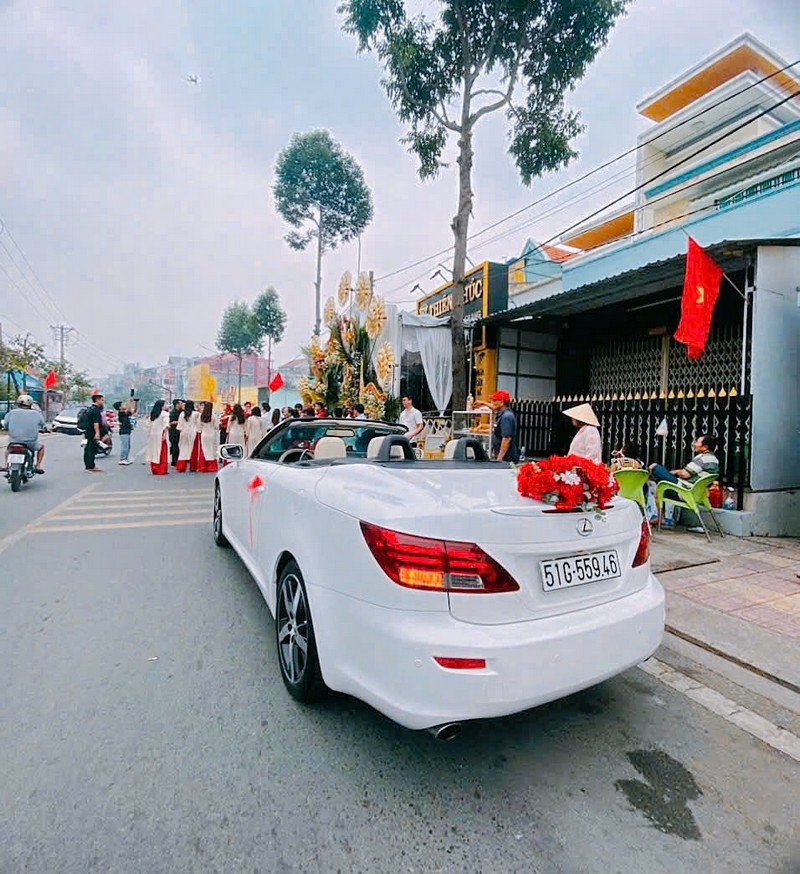 thue xe cuoi lexus mui tran 17 4