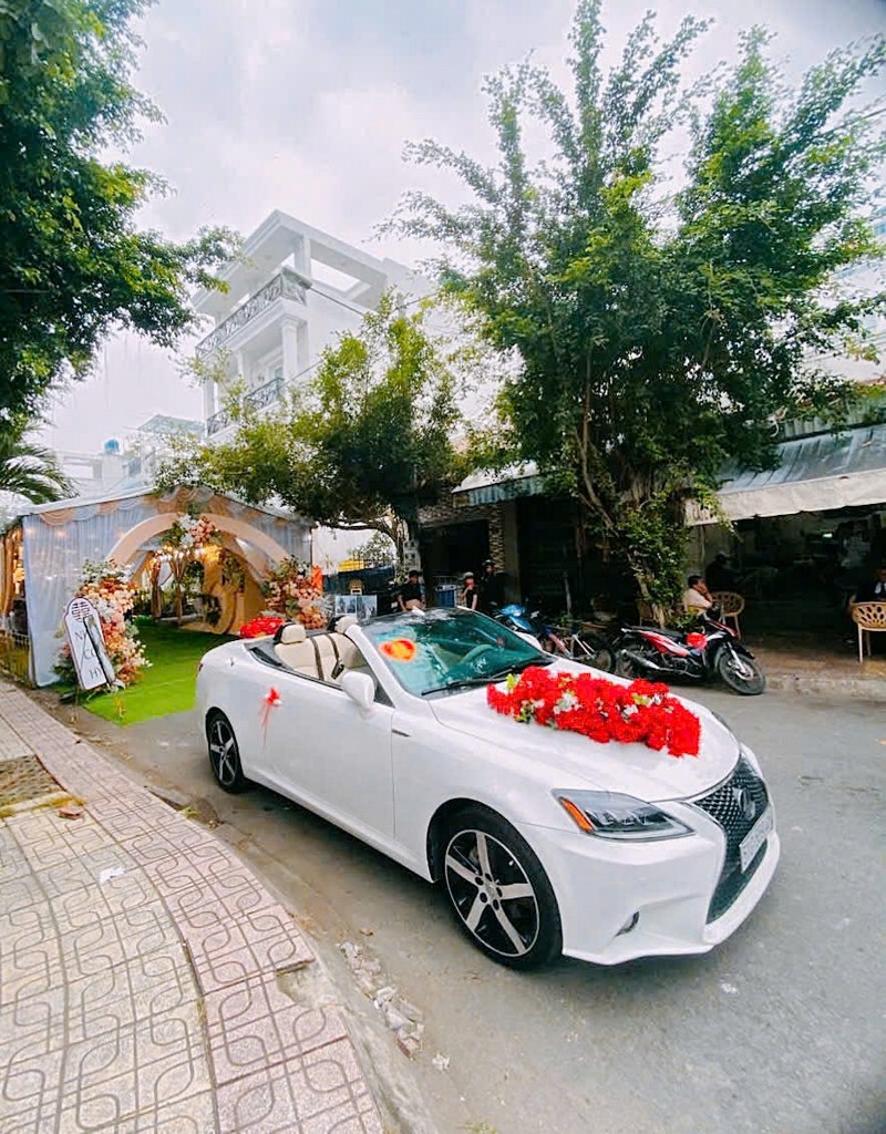 thue xe cuoi lexus mui tran 17.10