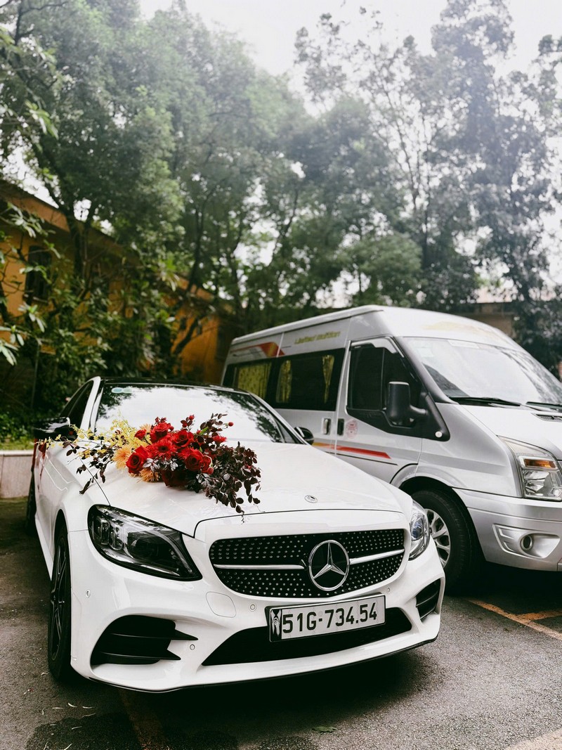 Thuê xe hoa mercedes c300 5.10.2025 15 thue xe hoa mercedes c300 5 10 252