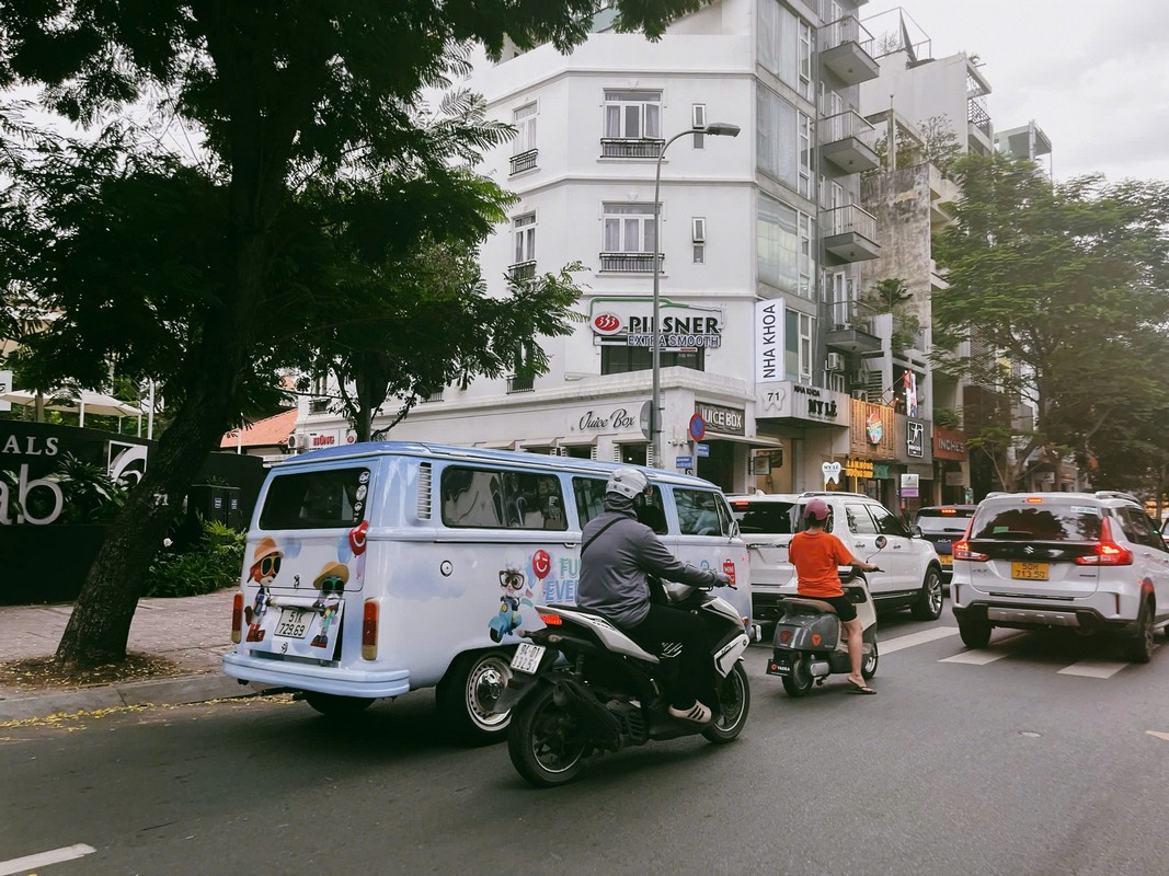 thue xe kombi quang cao miniso 1