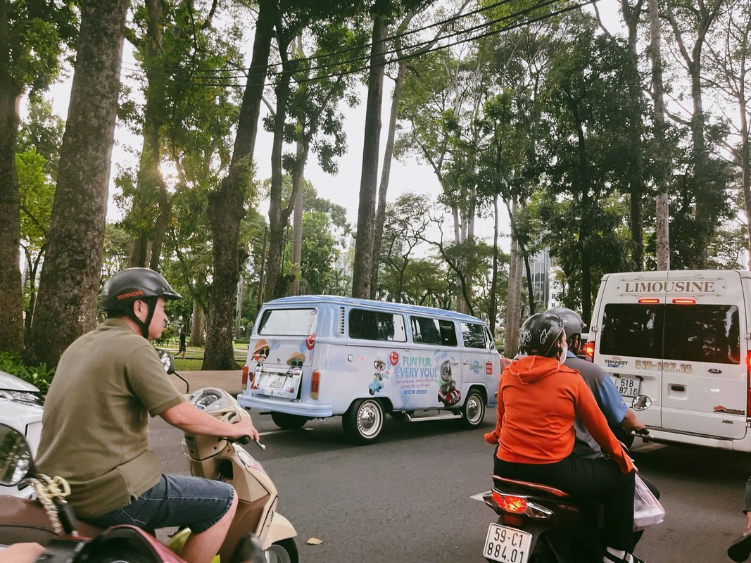 thue xe kombi quang cao miniso 2