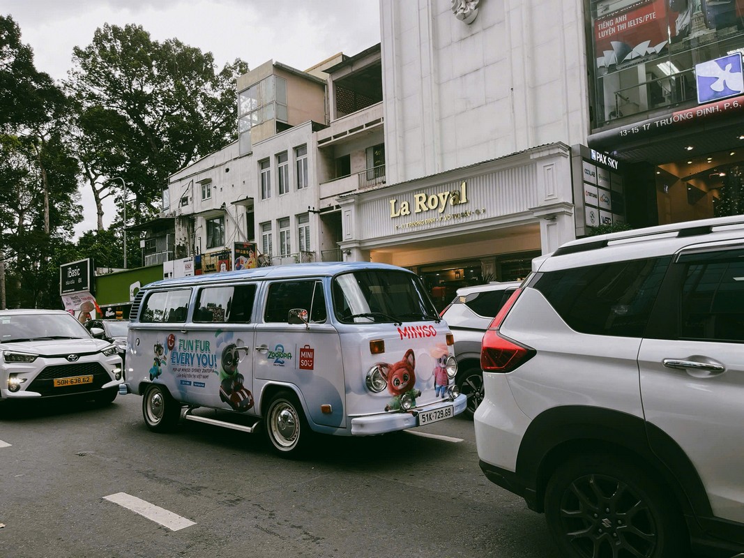 thue xe kombi quang cao miniso 3