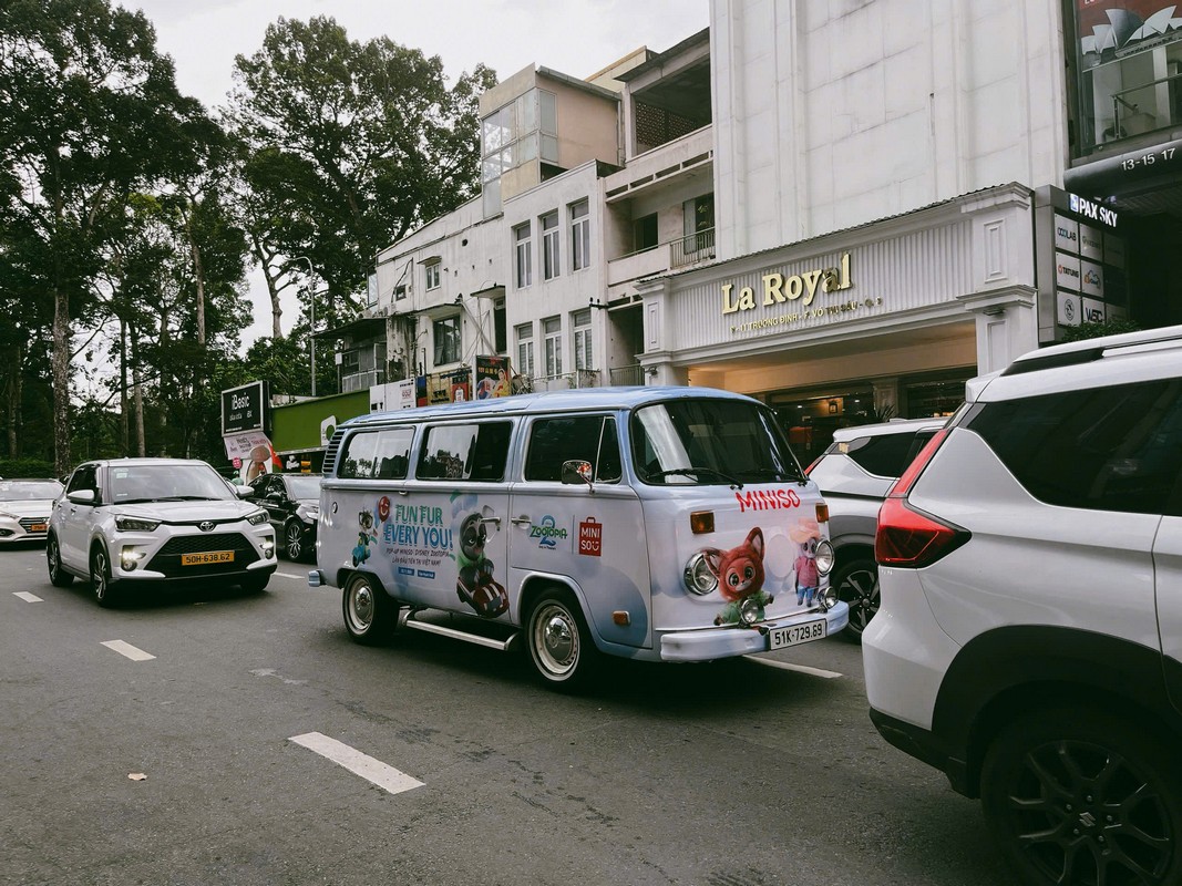 thue xe kombi quang cao miniso 4