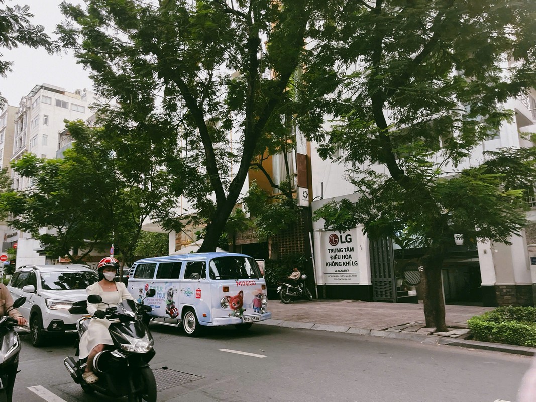 thuê xe kombi quảng cáo miniso