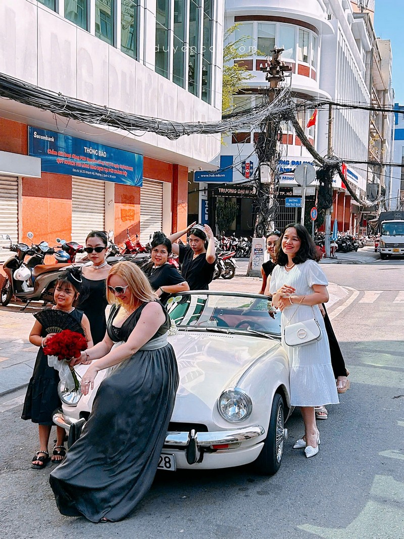 Thuê xe cổ triumph chụp tphcm - dịch vụ độc đáo thu hút người hâm mộ xe cổ 