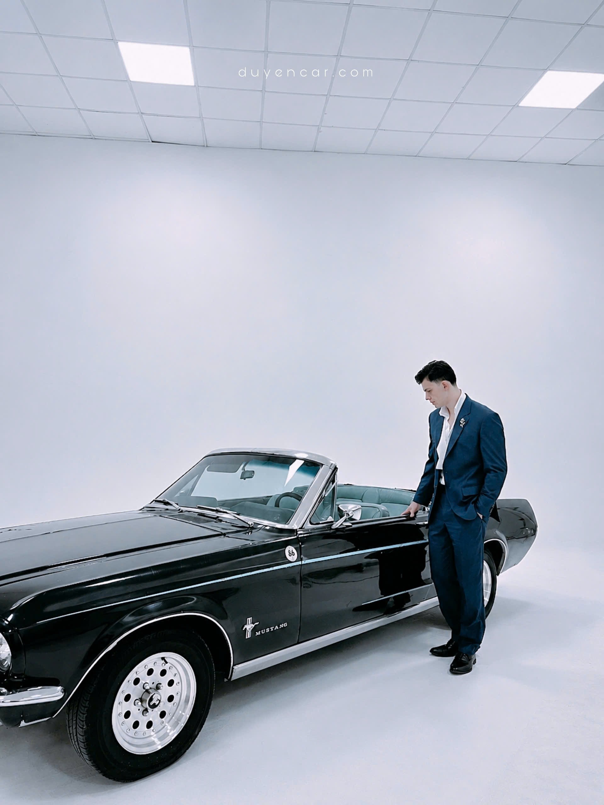 Dịch vụ thuê xe cổ mustang mui trần chụp vest.