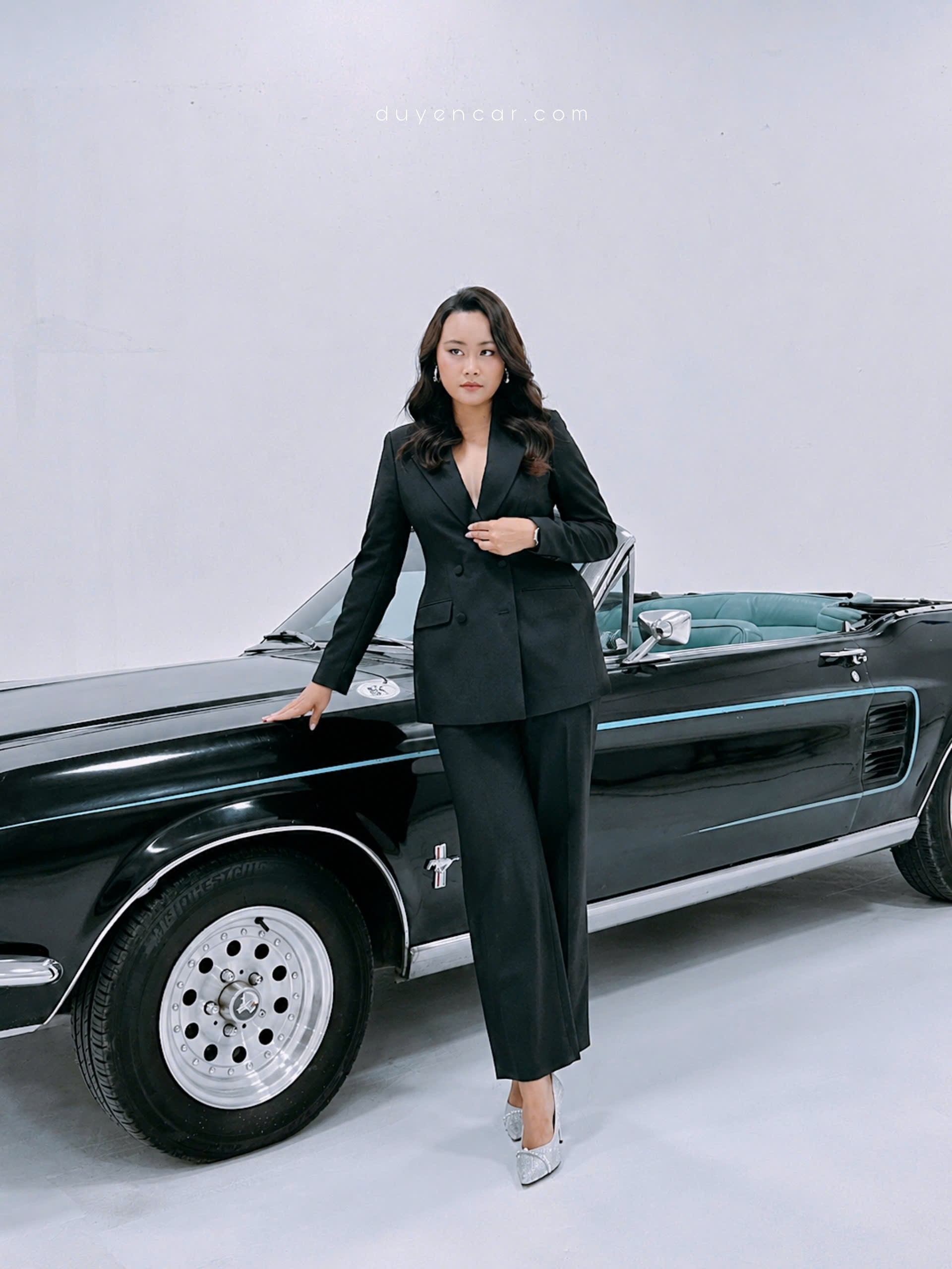 Dịch vụ thuê xe cổ mustang mui trần chụp vest.
