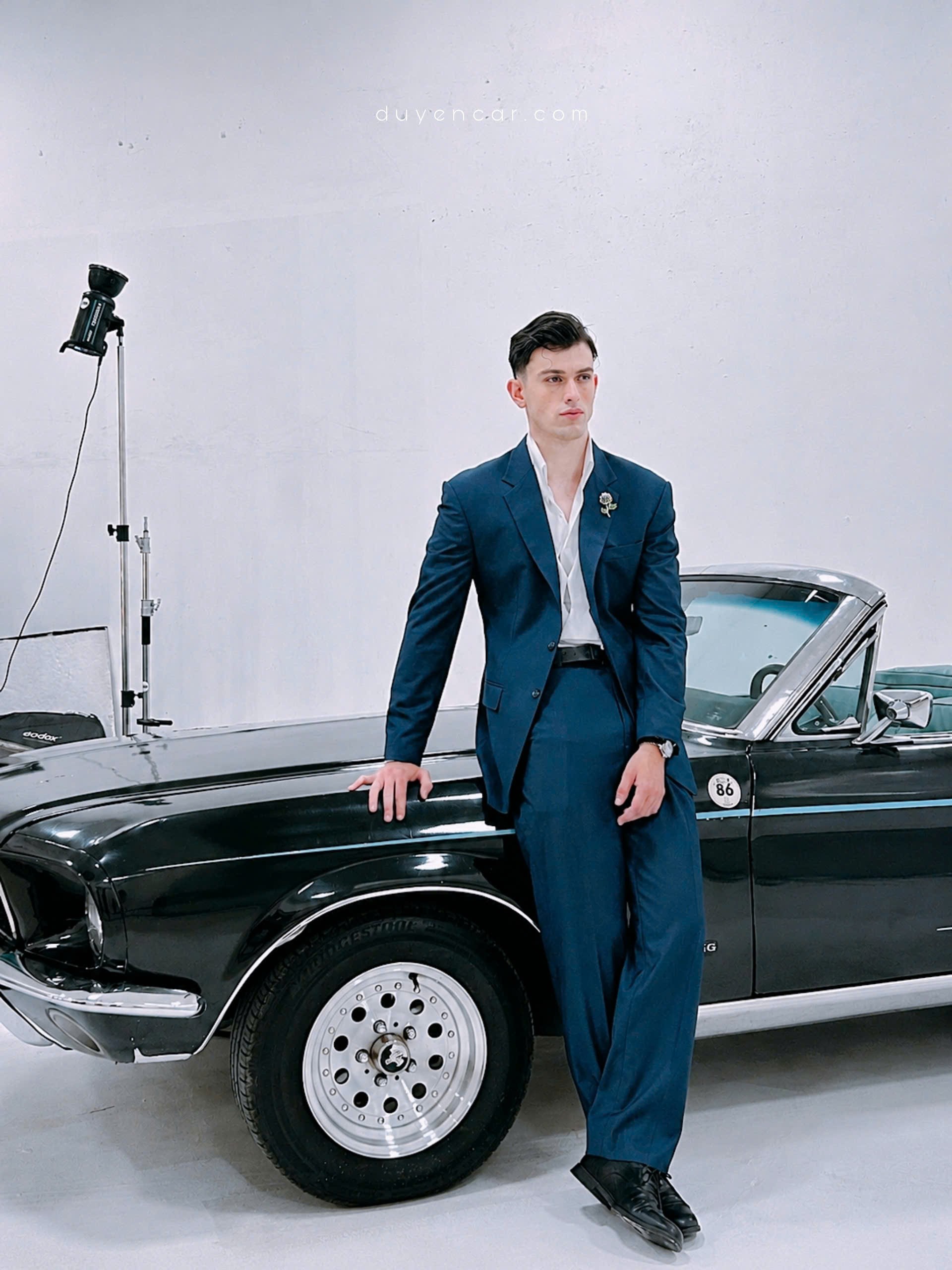 Dịch vụ thuê xe cổ mustang mui trần chụp vest.