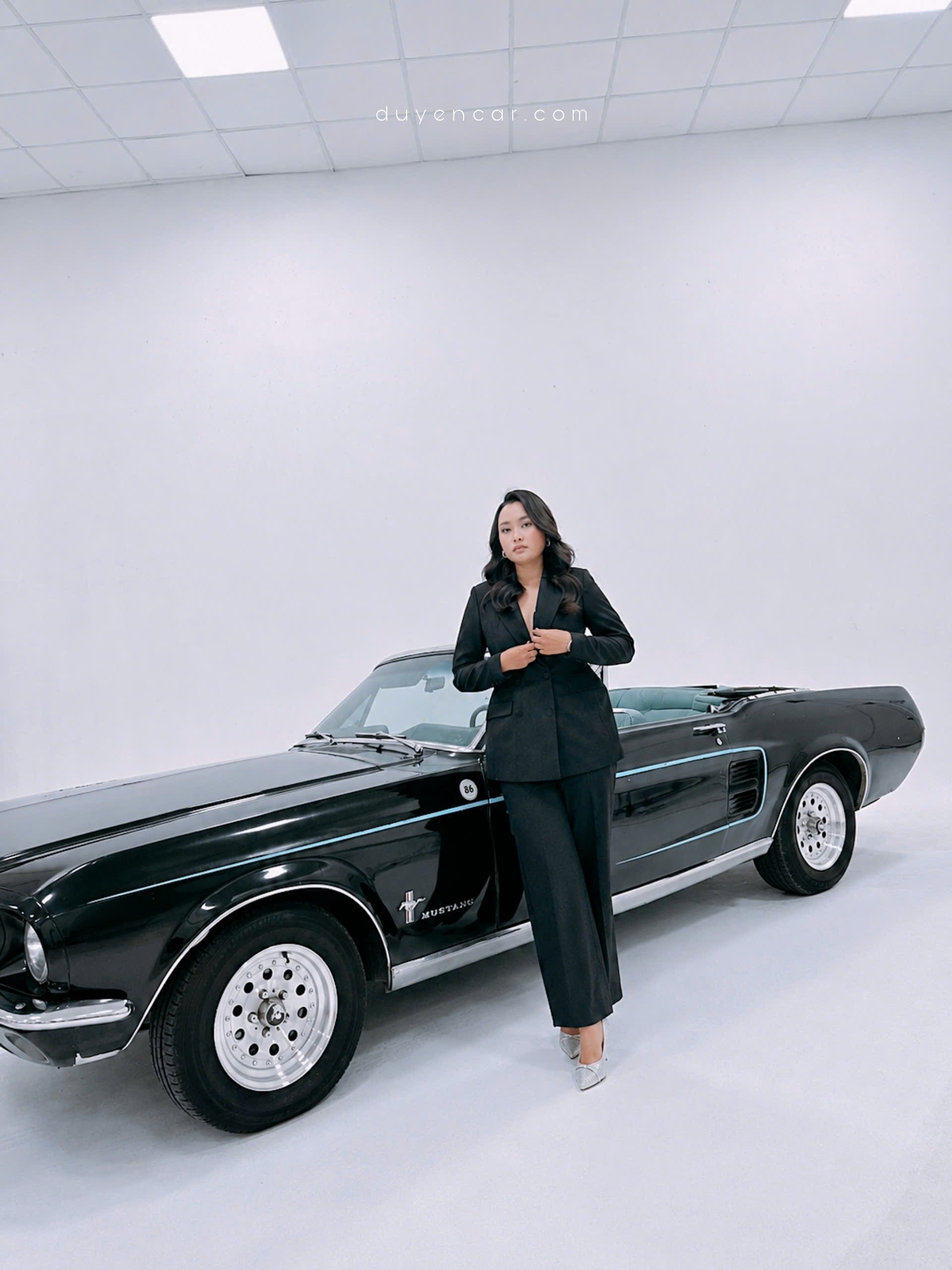 Dịch vụ thuê xe cổ mustang mui trần chụp vest.