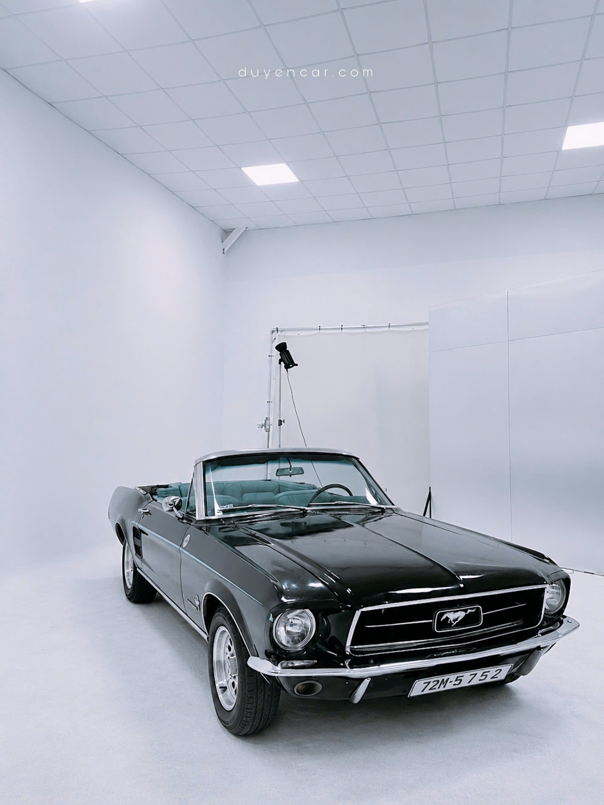 Dịch vụ thuê xe cổ mustang mui trần chụp vest.