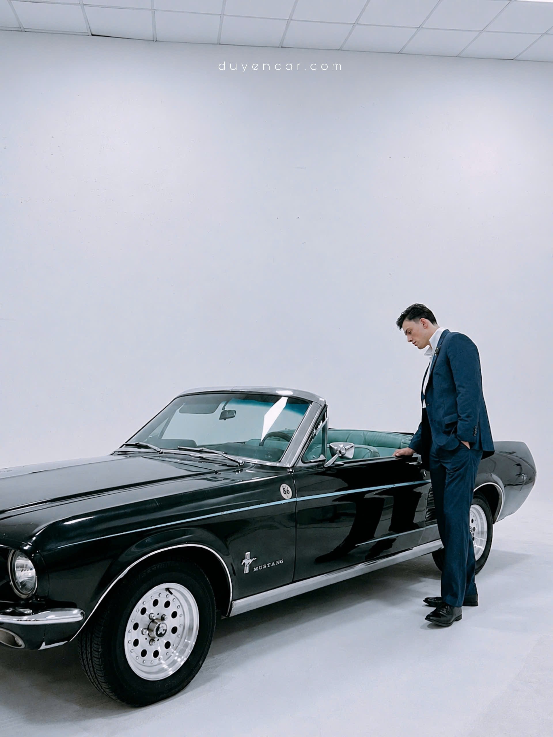 Dịch vụ thuê xe cổ mustang mui trần chụp vest.