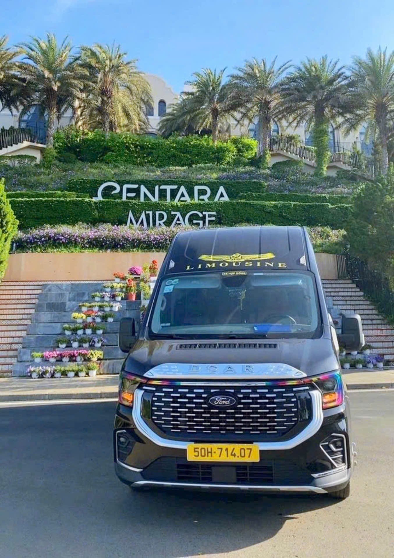 Limousine 9 chỗ phục vụ gia đình ngày cưới