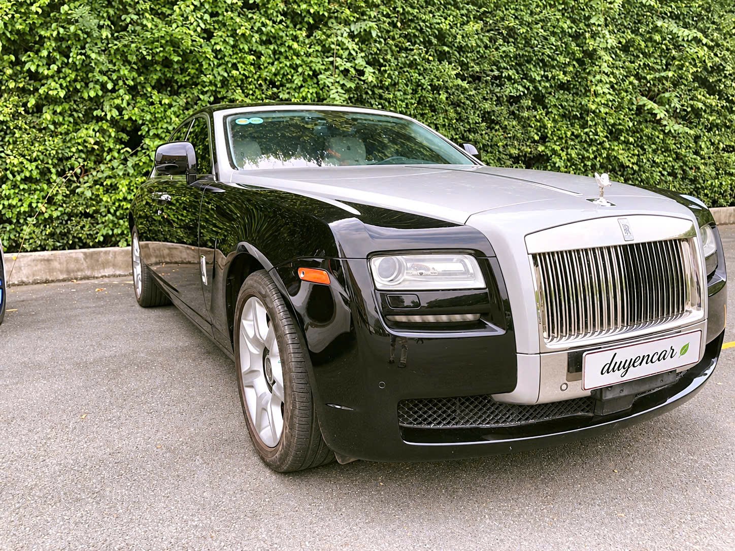 Rolls-Royce đen – mạnh mẽ và kín đáo cho khách VIP